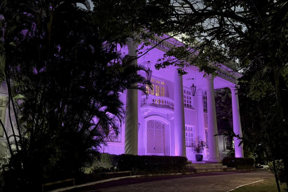 Sede do TRT-CE é iluminada de rosa em alusão ao mês da prevenção ao câncer de mama